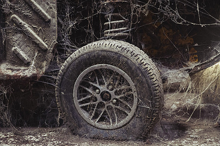 废弃工厂的旧拆卸车型汽车回收沙漠减震器历史机器蜘蛛网古董乘用车车轮车库图片