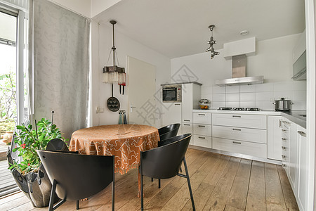 a 厨房和餐厅 配有桌椅花园椅子奢华风格角落财产住宅家具窗户桌子图片