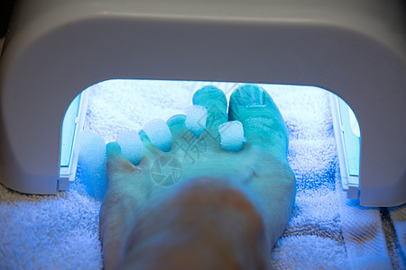 客户端的腿 用一个分隔符来为固定凝胶油使用手指紫外线图片