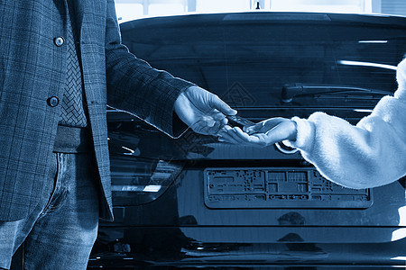 维修后向客户提供汽车钥匙的机械设备成人车辆代理商推销员汽车商业男人运输经销商职业图片