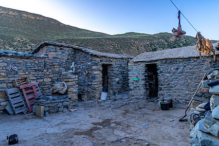 阿根廷安第斯山山脉的旧石块老屋背景图片