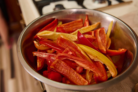 选择性地关注金属碗上切碎的生胡椒 健康食品 罐头蔬菜 为冬季保留食物图片
