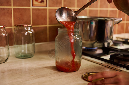 特写烹饪和罐头 从有机成熟的西红柿中抽取自制口袋式过冬图片