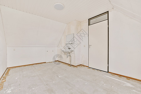 一个有水槽和门的白色房间图片