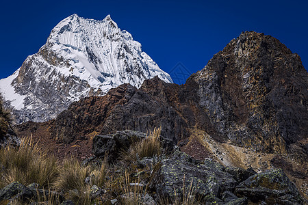 在的Huascaran山群 雪压安第斯山脉 秘鲁安卡什岩石冰川景观日落荒野冒险表面旅行环境保护旅游背景图片