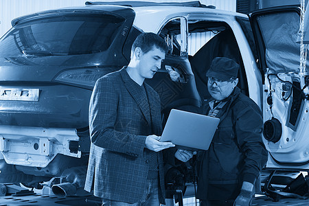 在修理车间工作的汽车机械师和技工商业作坊男性检查经理企业家服务工具维修工人图片