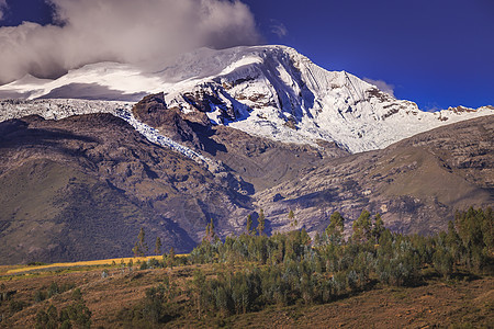 在的Huascaran山群 雪压安第斯山脉 秘鲁安卡什环境保护风景山脉旅行火山旅游山峰目的地晴天冒险背景图片