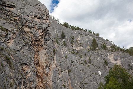 一座大山 悬崖紧靠着天空 笑声蓝色旅行编队地标山峰峡谷旅游岩石顶峰远足图片