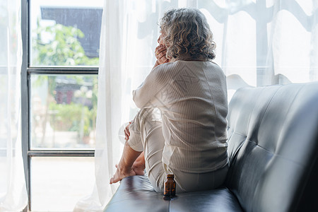 孤单的年老老人在家 有感性年纪大的老年妇女成人沉思卫生房子长老保健祖母老化房间窗户背景图片