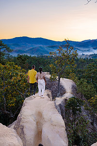 在泰国北派梅洪孙日落时远足环境冒险女性公园日落游客旅行热带薄雾图片