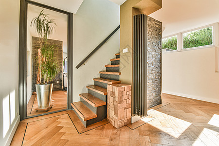 在宽敞的公寓大厅中的木楼梯走廊白色木地板栏杆奢华风格通道地面装饰木头图片