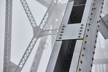 软背景钢梁桥的晨光粉细图(Foggy)图片