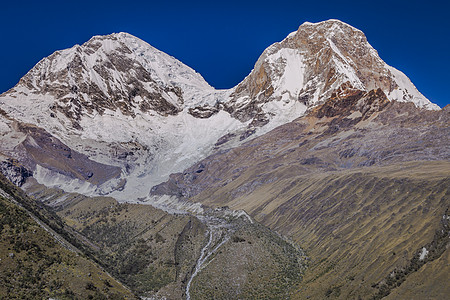 在的Huascaran山群 雪压安第斯山脉 秘鲁安卡什晴天火山山脉山峰环境保护国际荒野日落表面目的地背景图片