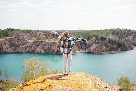 快乐的少女 在最顶端 搭建和感觉自由 看着蓝湖图片