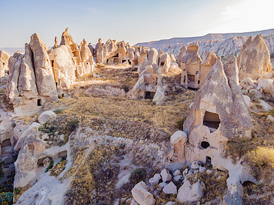卡帕多西亚山和洞穴房屋的美丽美景 土耳其地质学岩石旅行火鸡石头村庄公园天空爬坡砂岩图片