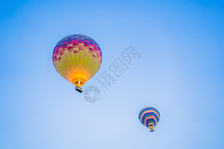 蓝色天空上美丽的热气球飞艇旅行旅游漂浮冒险日出运输航班运动热气球图片