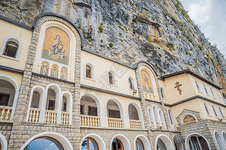 Ostrog 修道院 塞尔维亚东正教教堂 位于垂直背景下 高高地位于黑山的大岩石中 献给奥斯特罗格的圣瓦西里石头山脉悬崖宗教建筑图片