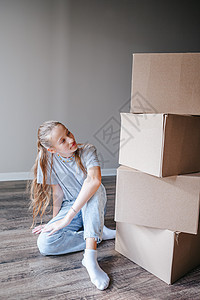 可爱的快乐女孩 在搬家的日子 把纸板盒装进新房子幸福包装房地产公寓女性地面学生搬迁盒子纸盒图片