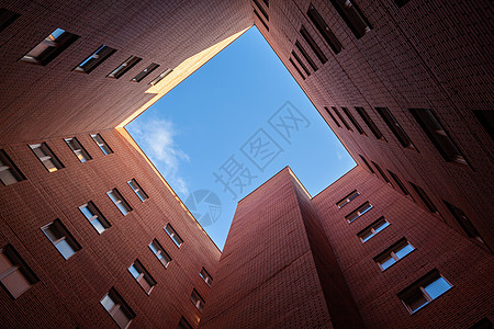 蓝色天空背景的砖层高楼新广场房子首都街道城市生活建筑学城市办公室外观窗户公寓建筑图片