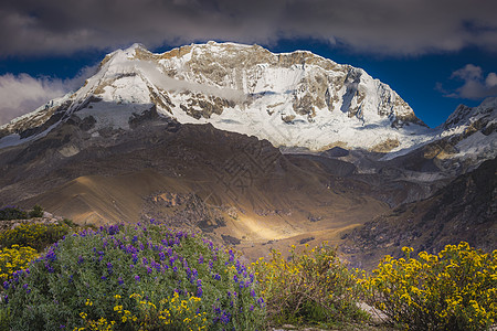 在的Huascaran山群 雪压安第斯山脉 秘鲁安卡什旅行天空岩石山脉雪山国际风景目的地景观表面背景图片