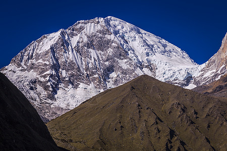 在的Huascaran山群 雪压安第斯山脉 秘鲁安卡什环境保护冒险火山风景岩石国际地标日落环境荒野背景图片