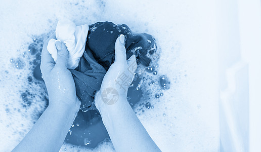 在白色水槽中洗手 用有复制空间的泡沫衣服服务蓝色清洁工肥皂液体工作浴缸气泡盆地图片