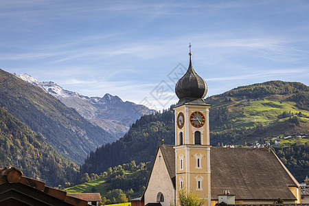 瑞士瑞士阿尔卑斯山 恩加迪德河谷的古典教堂景观目的地风景日落地标教会旅游天际阳光街道野花图片