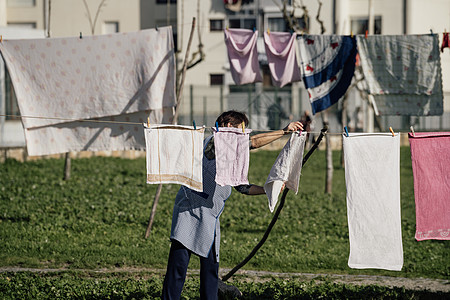 在葡萄牙2023年Espinho的Janela沿海区一个附近的公园里做外服服装的妇女图片