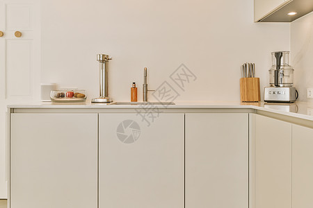 一个白色厨房 有白色柜子和一个水槽财产橱柜公寓建筑学器具装饰风格房子火炉房间背景图片