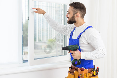 服务员用螺丝起子安装窗口房间公寓工具房子建造木匠工人职业成人修理工图片
