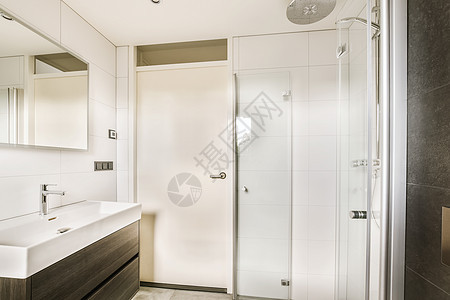 洗手间 有水槽和淋浴房子装饰财产公寓浴室建筑学木头风格储物柜奢华图片