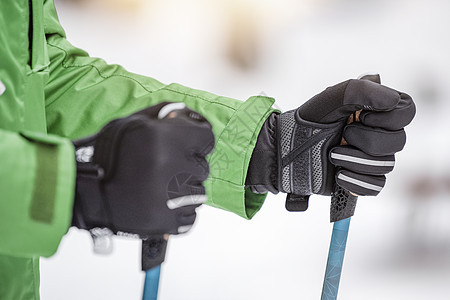 冬季越野行走 冬天在雪地上进行体育活动 一个男人在户外的冬季大自然中用特殊的棍子从事越野行走 复制空间的地方男人游客旅行运动远足图片