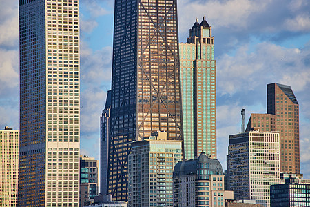 芝加哥市中心夜光照耀的摩天大楼群图片