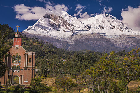 的Huascaran山和Yungay 秘鲁Ancash安第斯山脉雪灾日落地标景观山脉冰川目的地晴天热带山峰环境保护图片