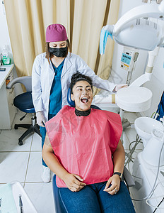 牙医对患者进行口腔内 X 光检查 牙医在办公室进行牙科 X 光检查 口腔内 X 光摄影概念 牙医对患者进行口腔内牙科 X 光检查图片