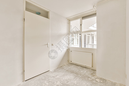 a 有窗户和门的白色房间公寓墙壁卧室家具奢华风格住宅木头地板桌子图片
