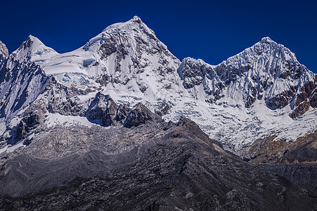 在的Huascaran山群 雪压安第斯山脉 秘鲁安卡什雪山山脉荒野山峰旅行旅游环境表面风景国际背景图片