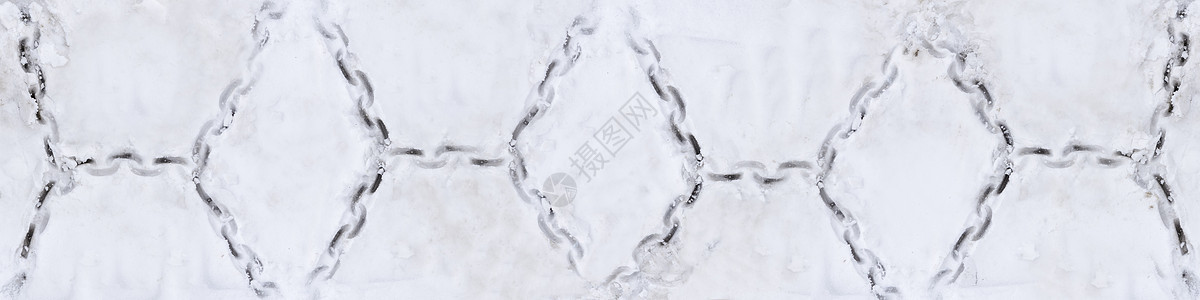 雪地上的轮胎纹理 冰雪路面上的防滑链痕迹 从一辆带链条的汽车的车轮在雪地上追踪摩托天气踪迹自由旅行车辆运输阳光季节卡车图片
