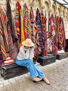 土耳其Kapadokya土耳其Cappadocia山洞穴别墅的老土耳其传统地毯店宗教旅行女士工艺男人旅游建筑学小地毯织物羊毛图片