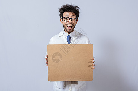 尼加拉瓜一位身穿白大褂的科学家拿着一张空白的剪贴板 科学家展示并指着一个空白的剪贴板 身穿白大衣的教授拿着并展示一个孤立的空白剪贴板背景