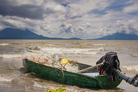 尼加拉瓜湖上的一艘渔船 停在海边的渔船的概念 湖岸上的渔船 背景是火山的湖岸上的渔船背景