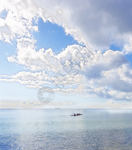 一大早拍摄的年轻人在海洋上骑单艇的照片图片