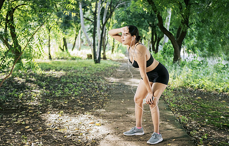 尼加拉瓜跑步后休息的运动型女孩 运动型女孩跑步后疲倦休息的概念 运动型年轻女性因跑步而疲倦背景