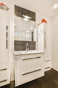 白色浴室 有水槽和镜子厨房风格桌子装饰器具住宅房子木头公寓橱柜图片