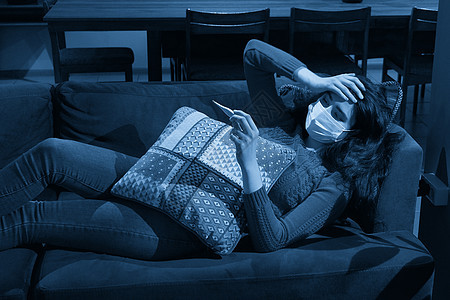 在沙发上拿着温度计的年轻女性发烧 被抓 有流感症状 流感或病毒概念的生病女孩组织蓝色女士枕头成人长椅头痛毯子鼻子温度图片