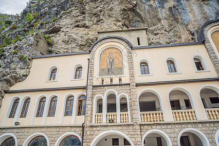 Ostrog 修道院 塞尔维亚东正教教堂 位于垂直背景下 高高地位于黑山的大岩石中 献给奥斯特罗格的圣瓦西里历史旅行洞穴公园教会图片