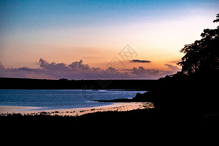 自然界的湖上日出日落海洋戏剧性反射海浪阳光旅行蓝色海滩太阳图片