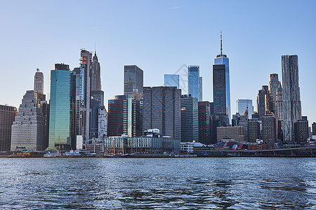 纽约市在布鲁克林水流的天线上图片