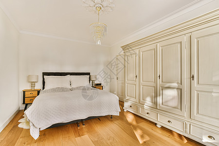 一间有大床和白柜子的卧室图片