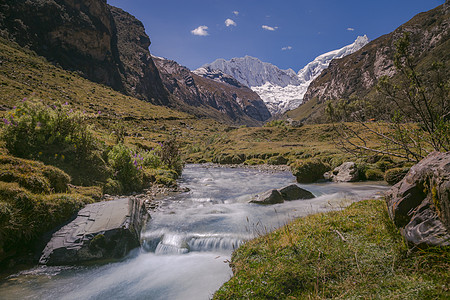 秘鲁安卡什的安第斯山脉下雪 秘鲁和Huascaran河马斯里夫风景晴天旅游天空山脉溪流地标景观国际荒野图片